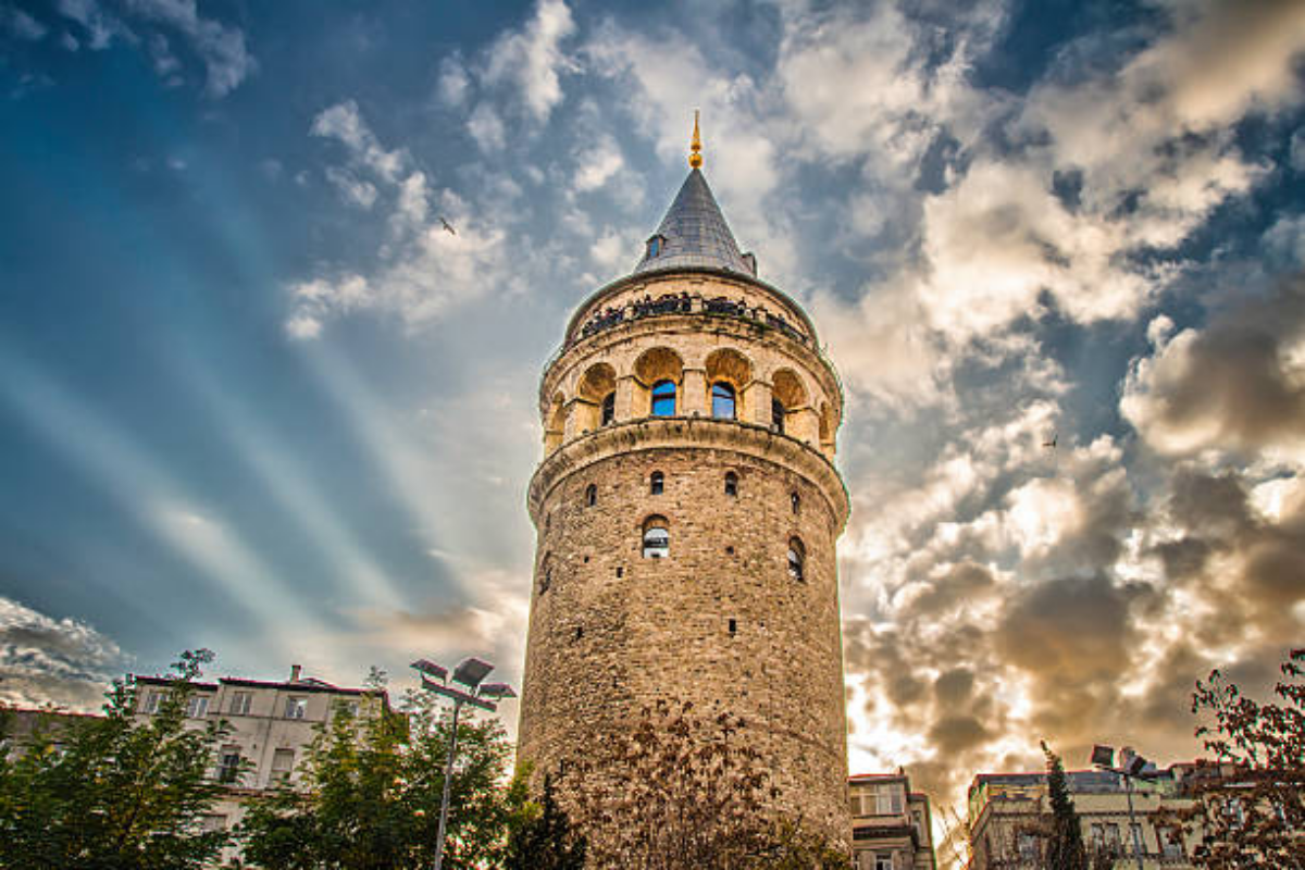 Galata Kulesi: İstanbul'un Göz Alıcı İkonu ve Tarihi Mirası